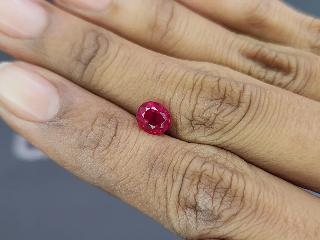 Негретый рубин Pigeon's blood в огранке овал 2,00 карата, Бирма (Могок) Изображение №2