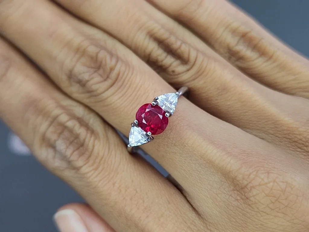 Негретый рубин Pigeon's blood в огранке овал 2,00 карата, Бирма (Могок) Изображение №5