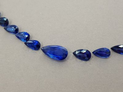 Комплект из 27 синих сапфиров цвета Royal Blue в огранке груша 76,61 карат, GRS