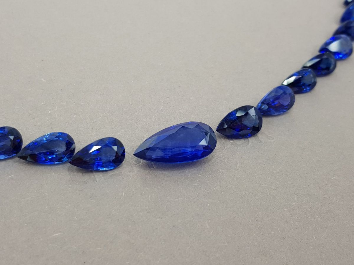 Комплект из 27 синих сапфиров цвета Royal Blue в огранке груша 76,61 карат, GRS фото №2