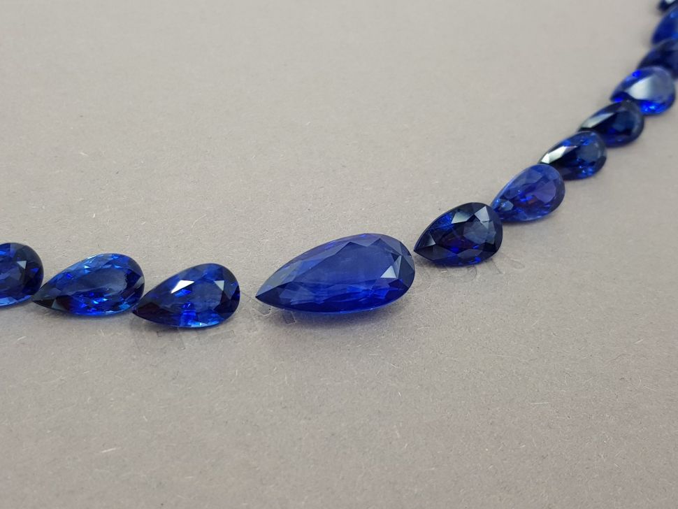 Комплект из 27 синих сапфиров цвета Royal Blue в огранке груша 76,61 карат, GRS Изображение №2