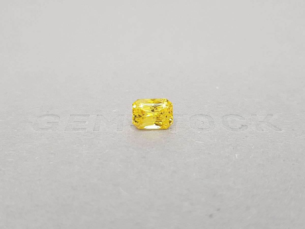 Жёлтый сапфир цвета Vivid Yellow в огранке радиант 2,55 карат, Шри-Ланка фото №1