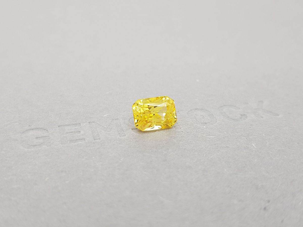 Жёлтый сапфир цвета Vivid Yellow в огранке радиант 2,55 карат, Шри-Ланка фото №2