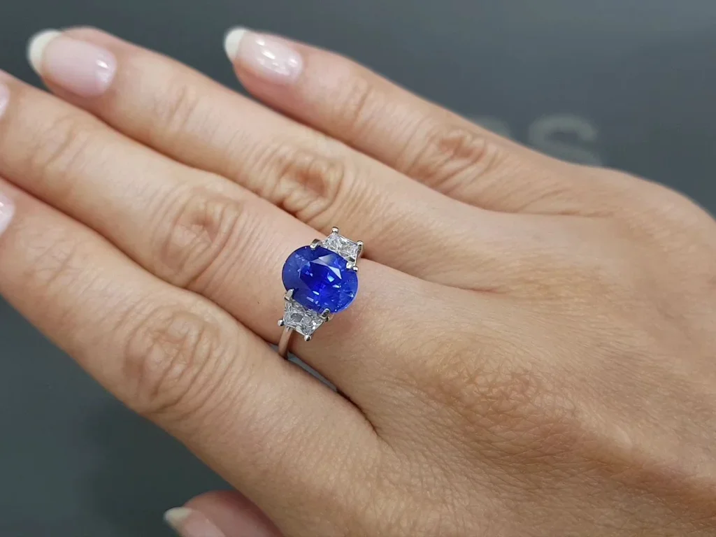 Редкий Electric blue сапфир в огранке овал 3,03 карата, Шри-Ланка Изображение №4