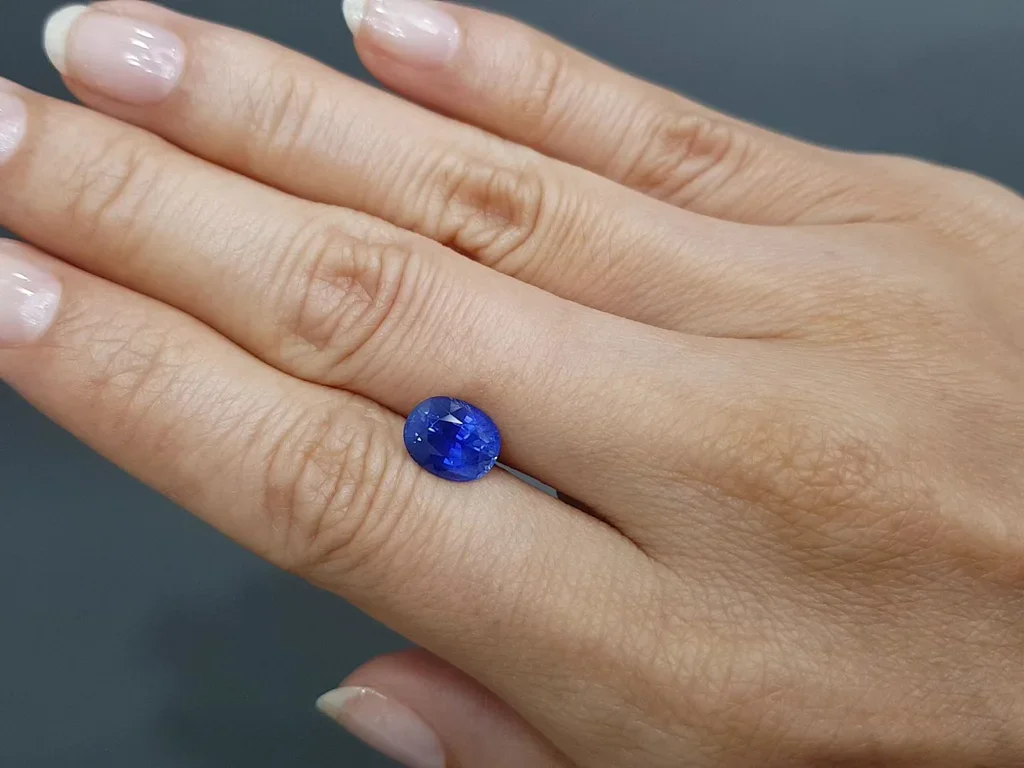Редкий Electric blue сапфир в огранке овал 3,03 карата, Шри-Ланка Изображение №5