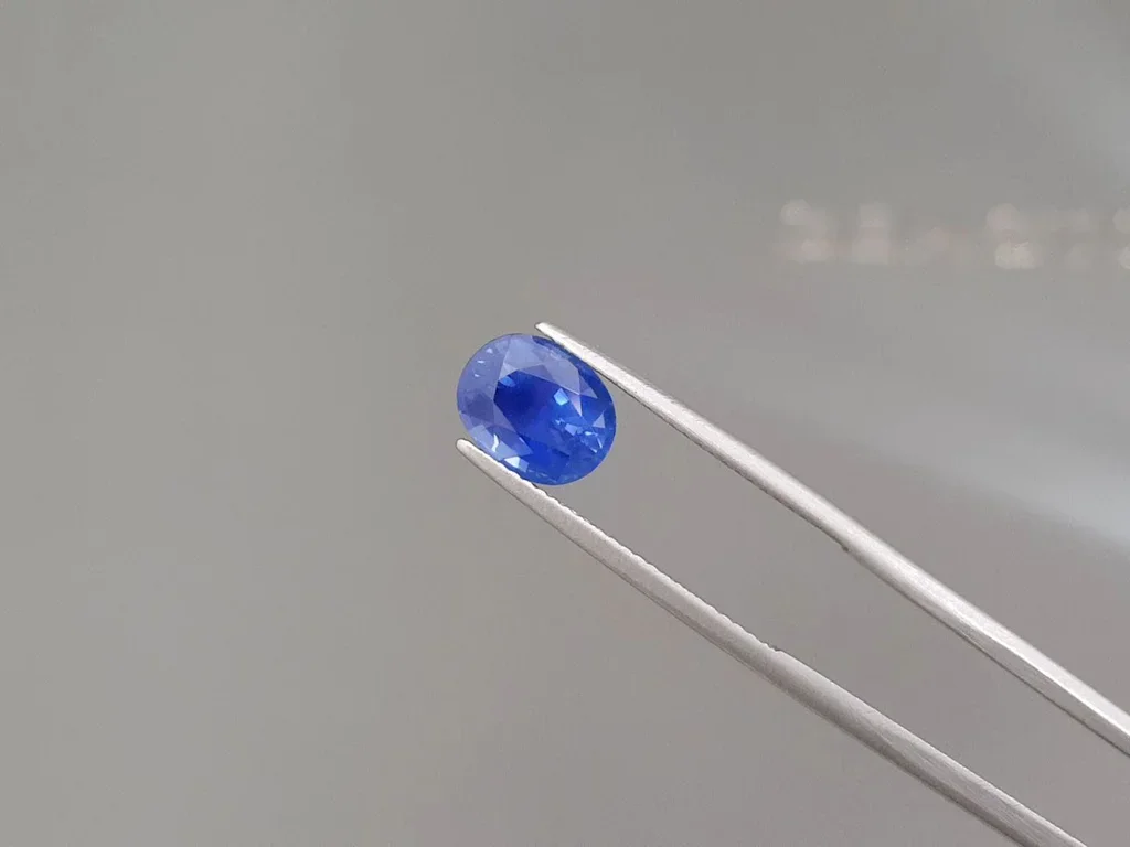 Редкий Electric blue сапфир в огранке овал 3,03 карата, Шри-Ланка Изображение №2