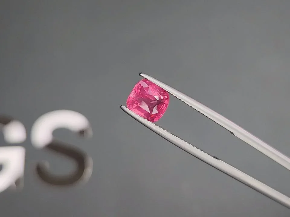 Розовая шпинель Махенге (Vivid Pink) в огранке кушон 2,02 карата, Танзания Изображение №3