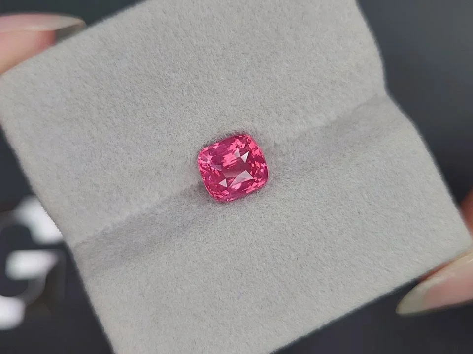 Розовая шпинель Махенге (Vivid Pink) в огранке кушон 2,02 карата, Танзания Изображение №4