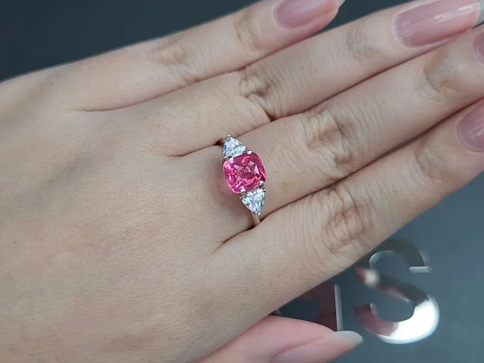 Розовая шпинель Махенге (Vivid Pink) в огранке кушон 2,02 карата, Танзания Изображение №5