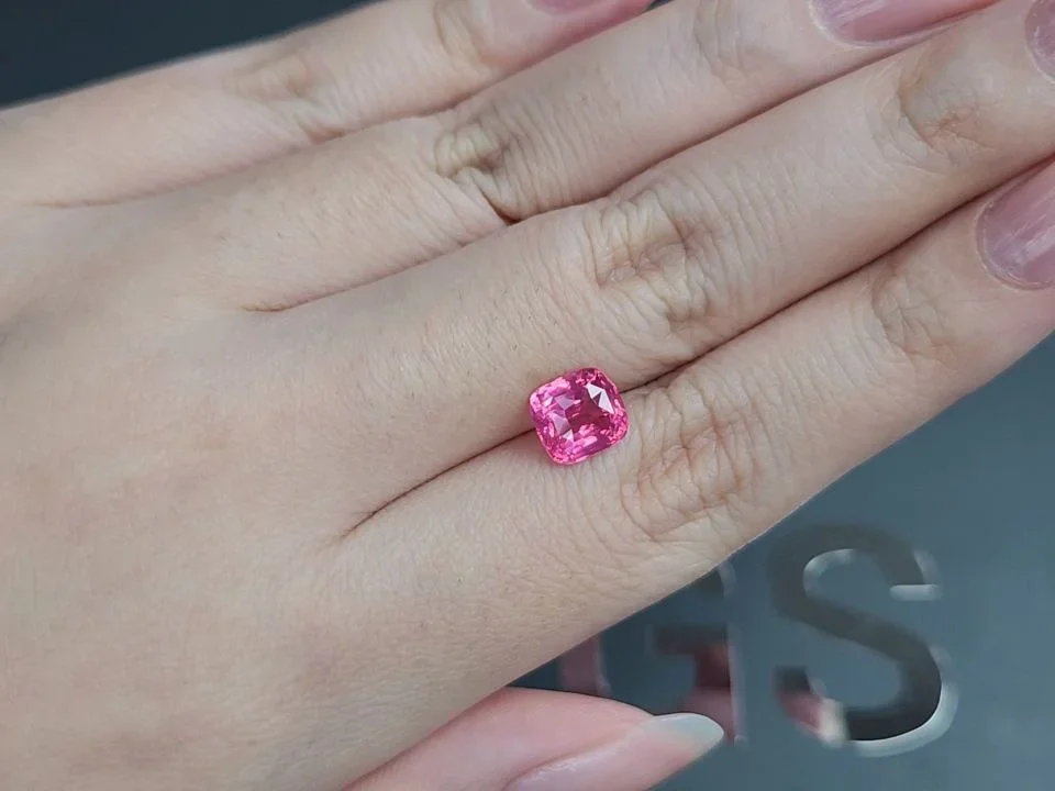 Розовая шпинель Махенге (Vivid Pink) в огранке кушон 2,02 карата, Танзания Изображение №2