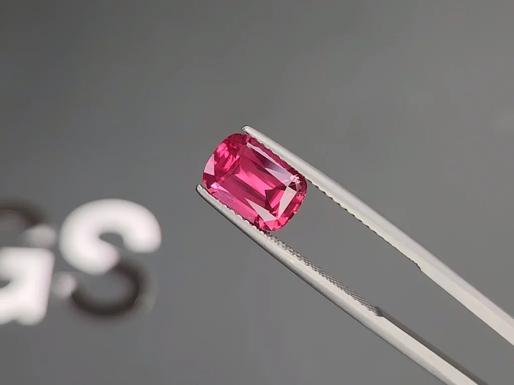 Шпинель Махенге Vibrant Pink-Red в огранке кушон 3,06 карата, Танзания  Изображение №3