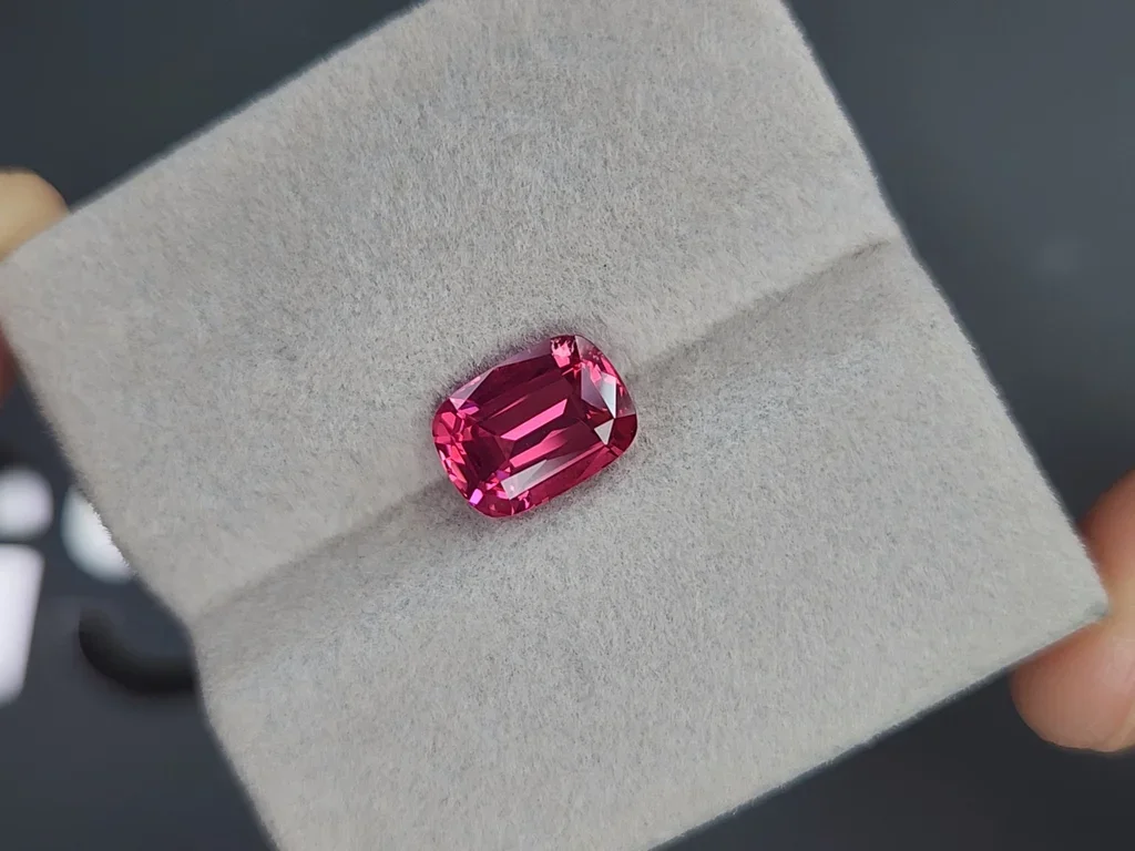 Шпинель Махенге Vibrant Pink-Red в огранке кушон 3,06 карата, Танзания  Изображение №4