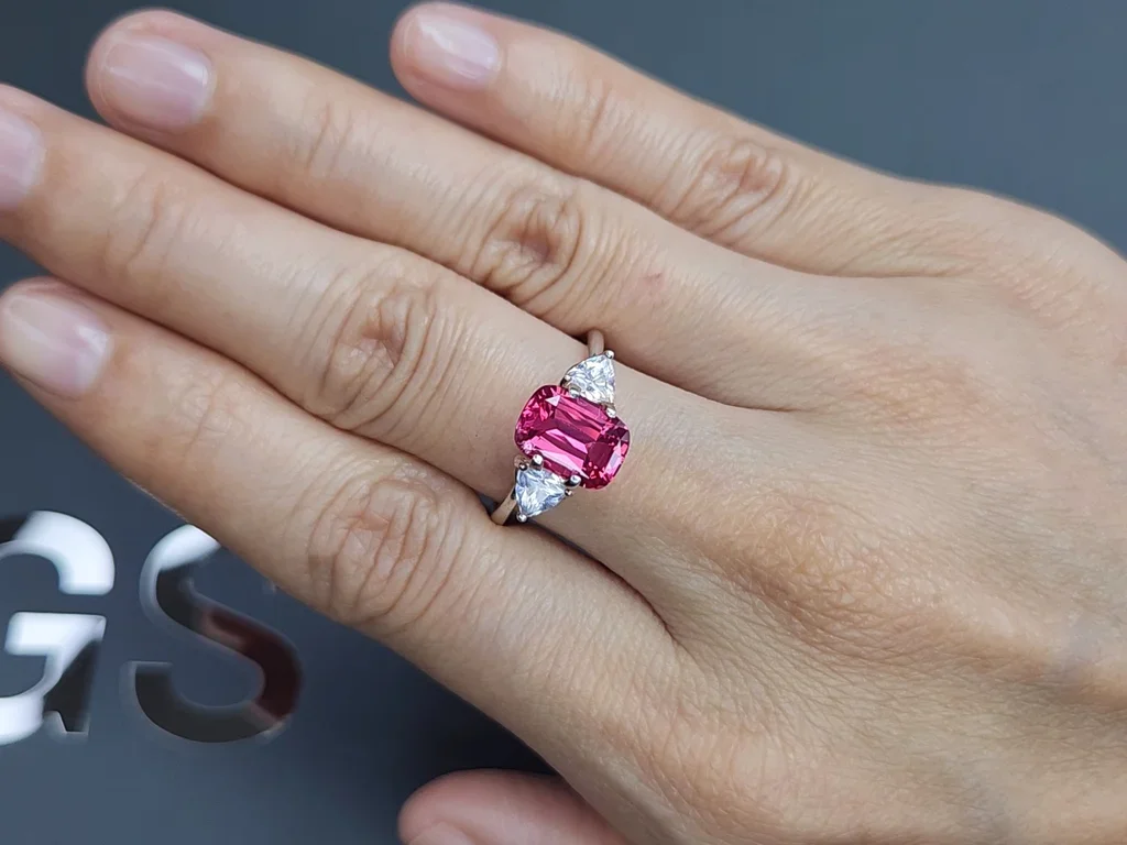 Шпинель Махенге Vibrant Pink-Red в огранке кушон 3,06 карата, Танзания  Изображение №5