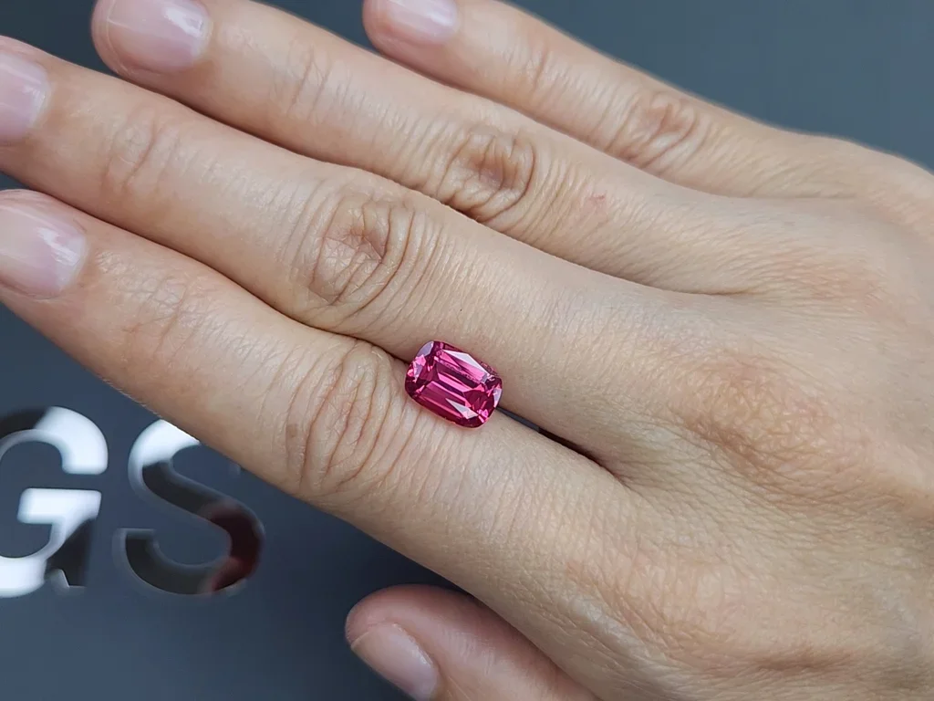 Шпинель Махенге Vibrant Pink-Red в огранке кушон 3,06 карата, Танзания  Изображение №2