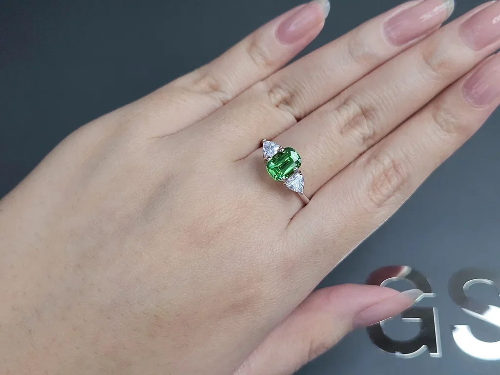 Гранат цаворит Intense Green в огранке кушон 1,95 карата, Танзания  Изображение №5