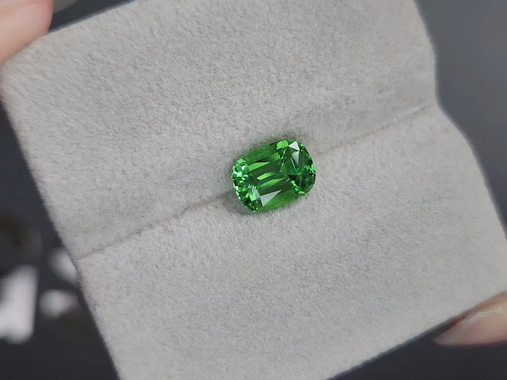 Гранат цаворит Intense Green в огранке кушон 1,95 карата, Танзания  Изображение №4