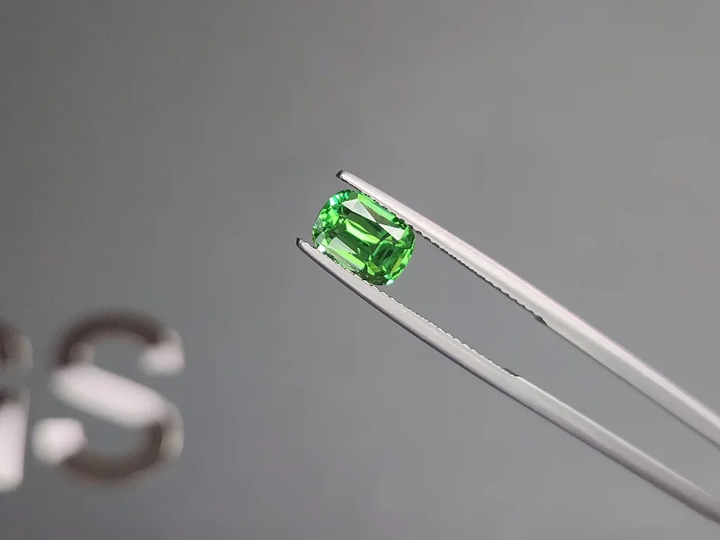 Гранат цаворит Intense Green в огранке кушон 1,95 карата, Танзания  Изображение №3
