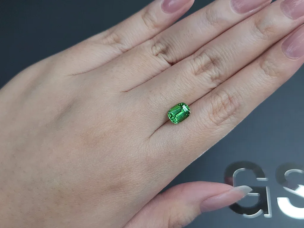 Гранат цаворит Intense Green в огранке кушон 1,95 карата, Танзания  Изображение №2