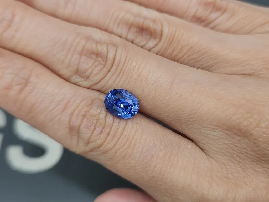 Негретый сапфир Cornflower Blue в огранке овал 3,05 карат, Шри-Ланка Изображение №2