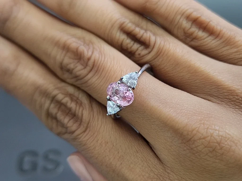 Негретый сапфир Падпараджа в огранке овал 1,57 карат, Шри-Ланка  Изображение №5