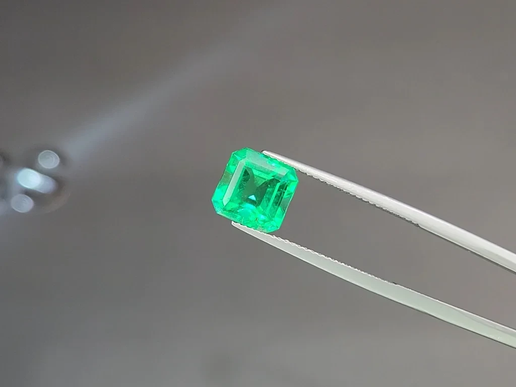 Изумруд Intense Green в огранке октагон 2,94 карат, Колумбия Изображение №3