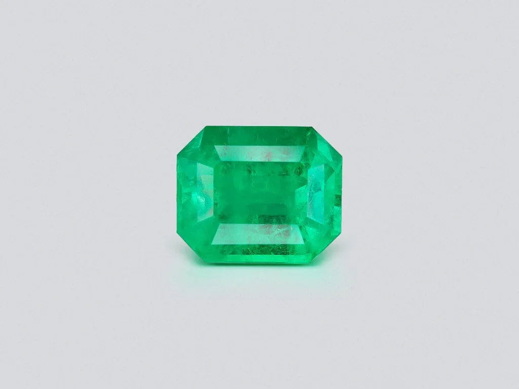 Крупный колумбийский изумруд цвета Vivid Green 13,26 карат Изображение №1