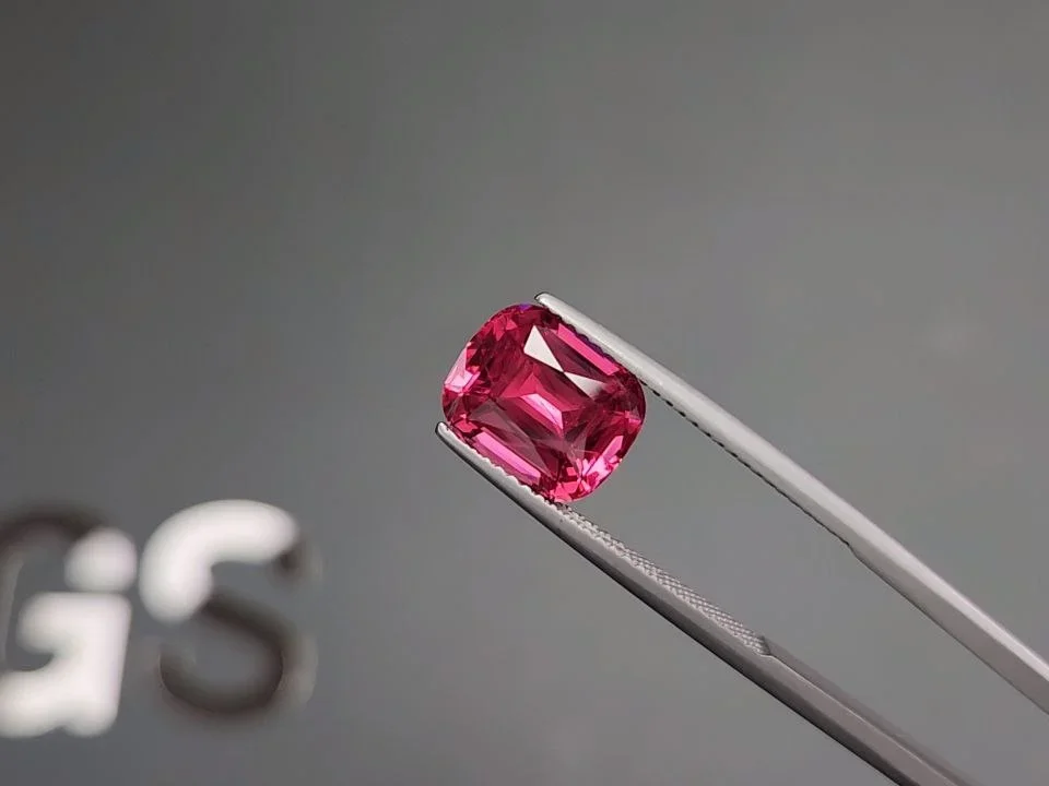 Шпинель Махенге Vibrant Pink-Red в огранке кушон 4,13 карата, Танзания  Изображение №3