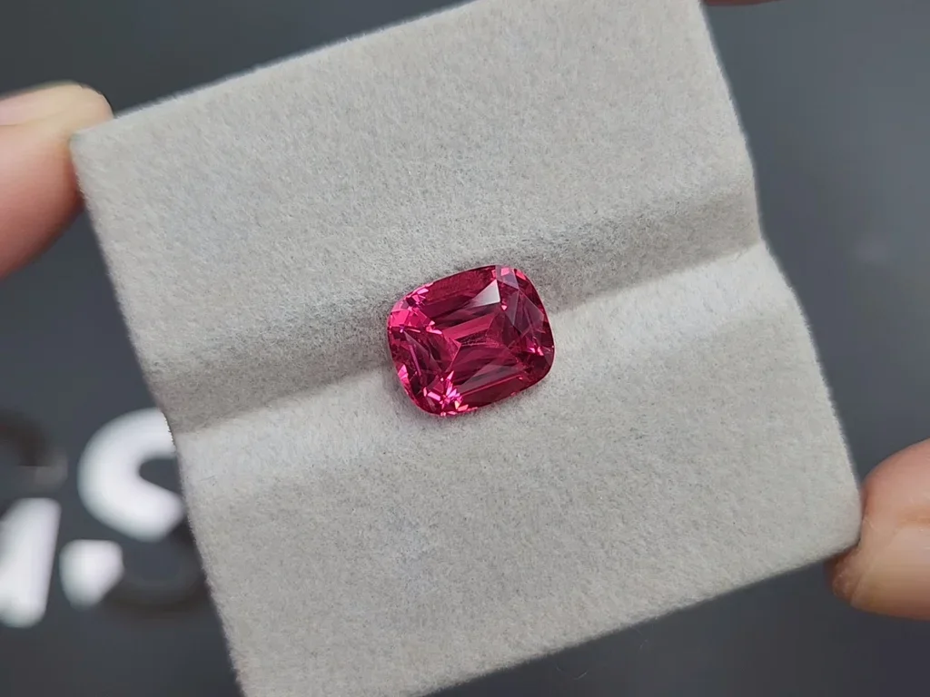 Шпинель Махенге Vibrant Pink-Red в огранке кушон 4,13 карата, Танзания  Изображение №4