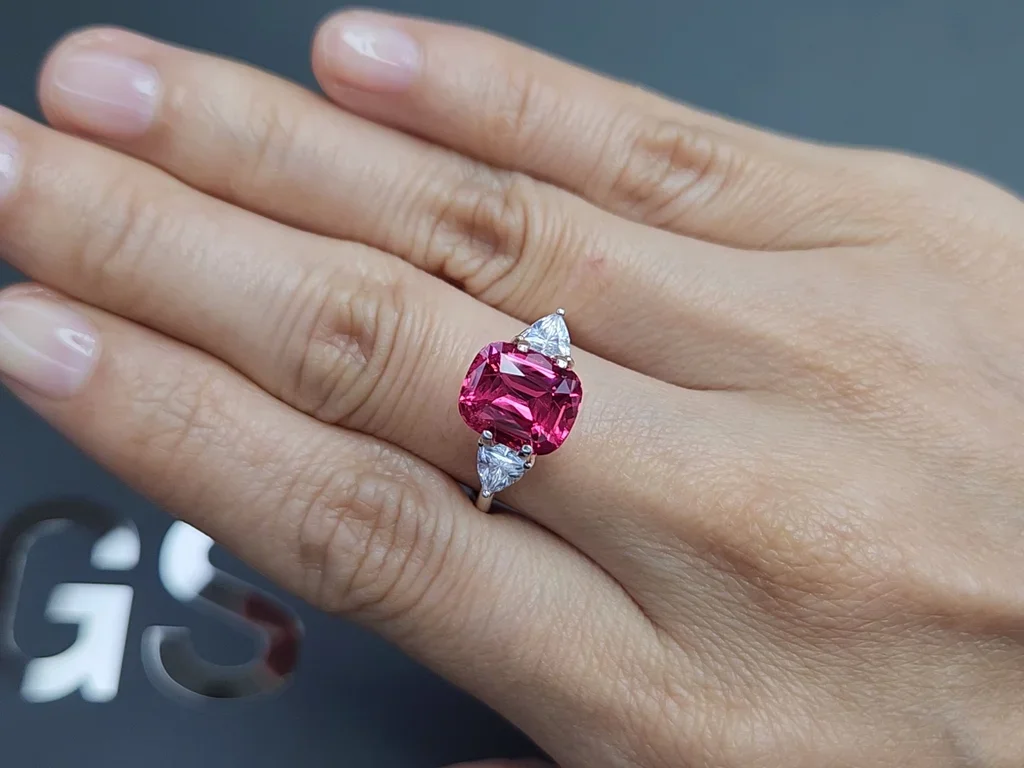 Шпинель Махенге Vibrant Pink-Red в огранке кушон 4,13 карата, Танзания  Изображение №5