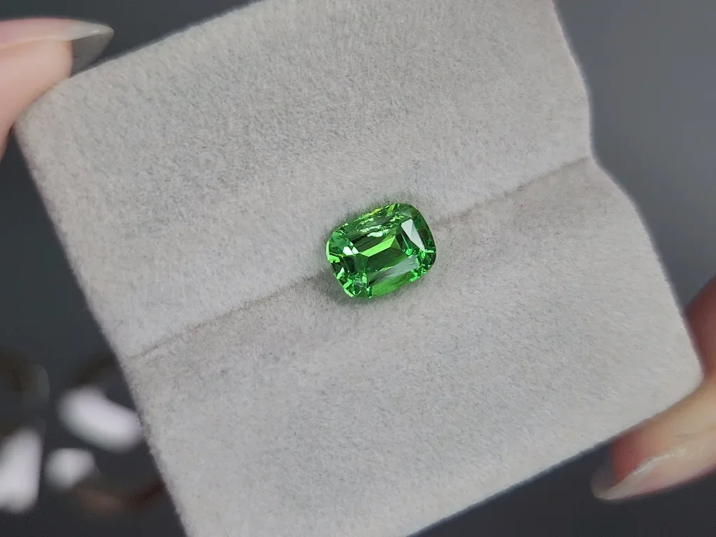 Гранат цаворит Intense Green в огранке кушон 1,98 карата, Танзания  Изображение №4
