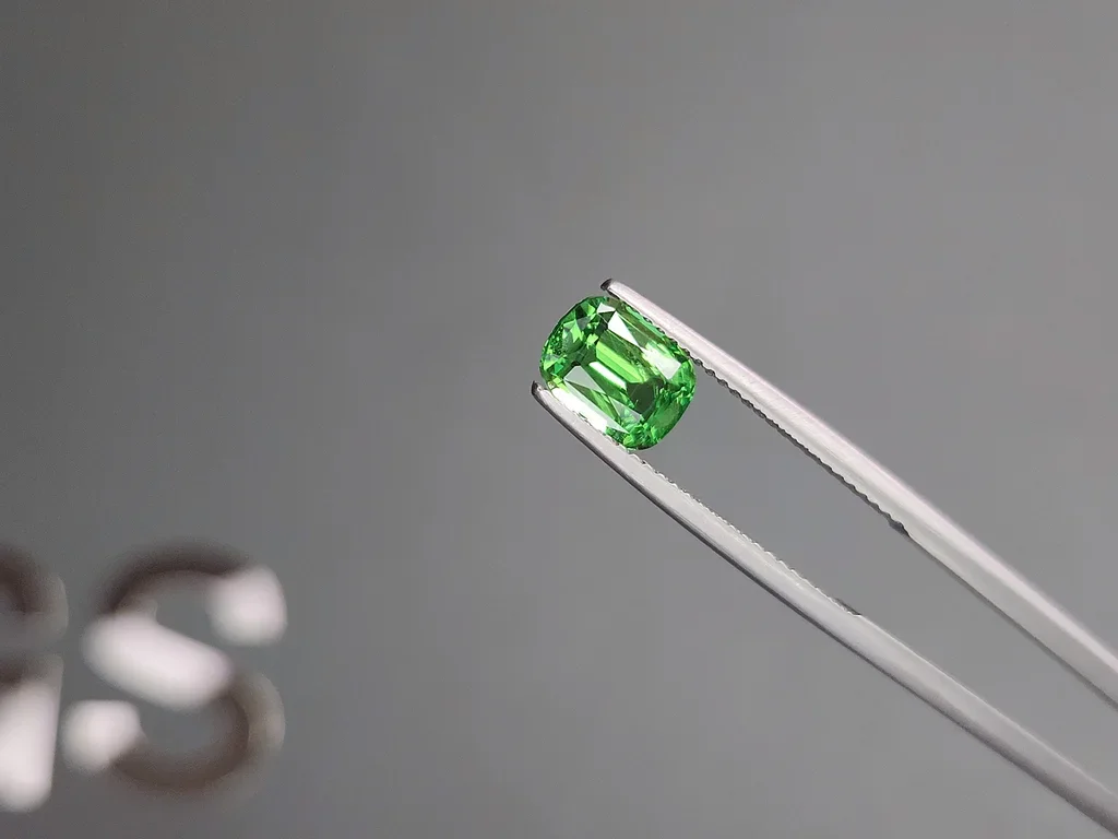 Гранат цаворит Intense Green в огранке кушон 1,98 карата, Танзания  Изображение №3