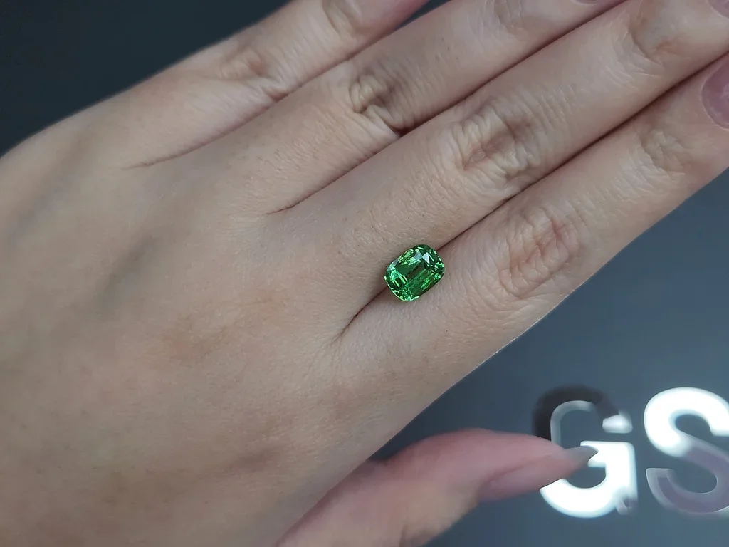 Гранат цаворит Intense Green в огранке кушон 1,98 карата, Танзания  Изображение №2