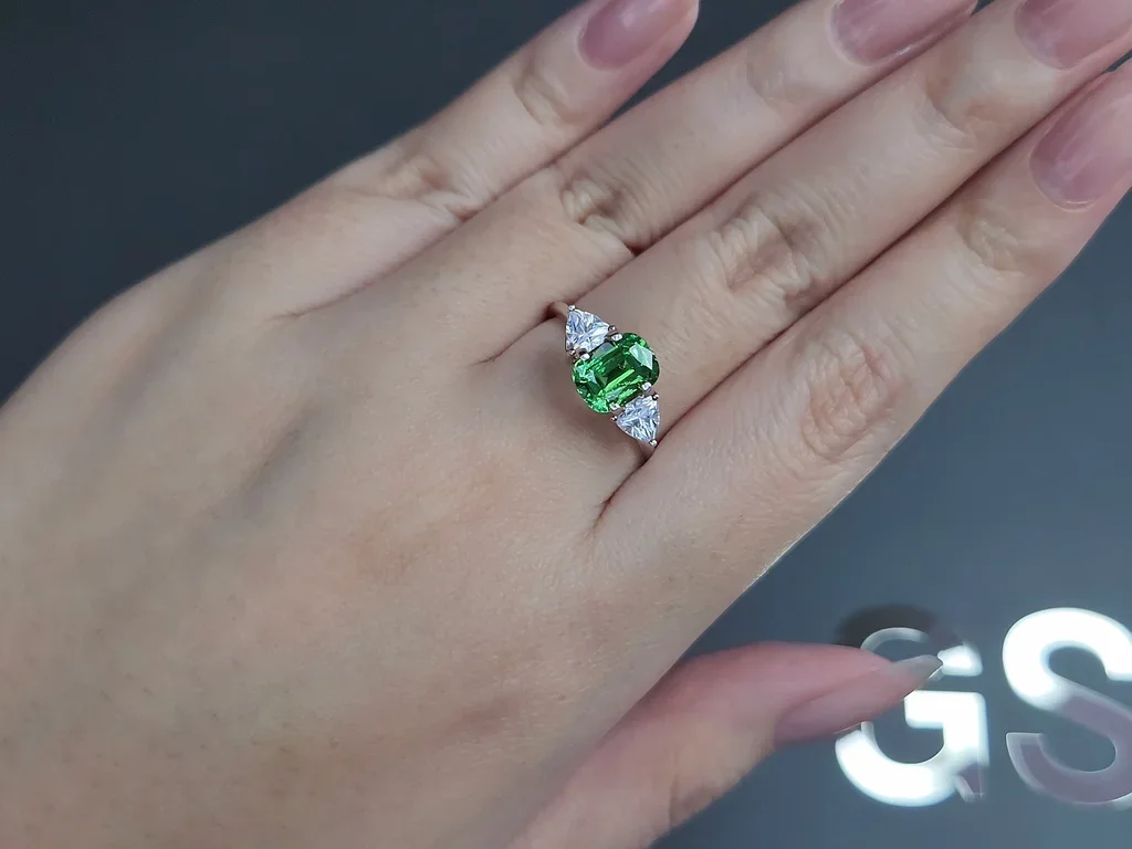 Гранат цаворит Intense Green в огранке кушон 1,98 карата, Танзания  Изображение №5