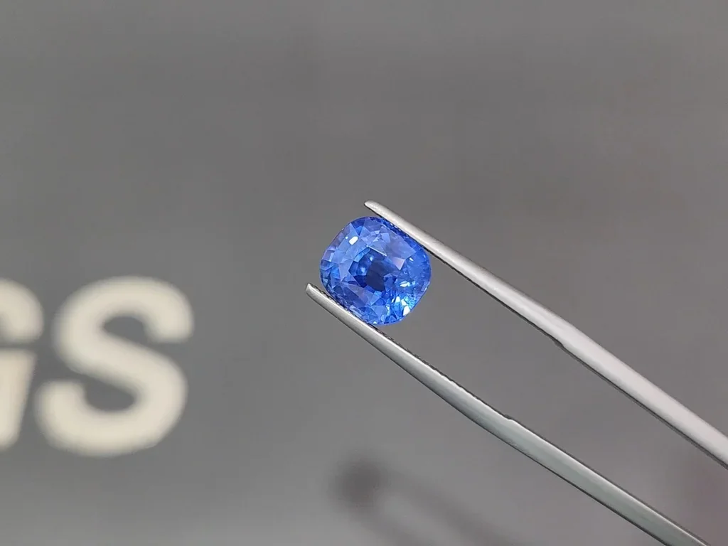Негретый сапфир Cornflower Blue в огранке кушон 5,14 карат, Шри-Ланка Изображение №3