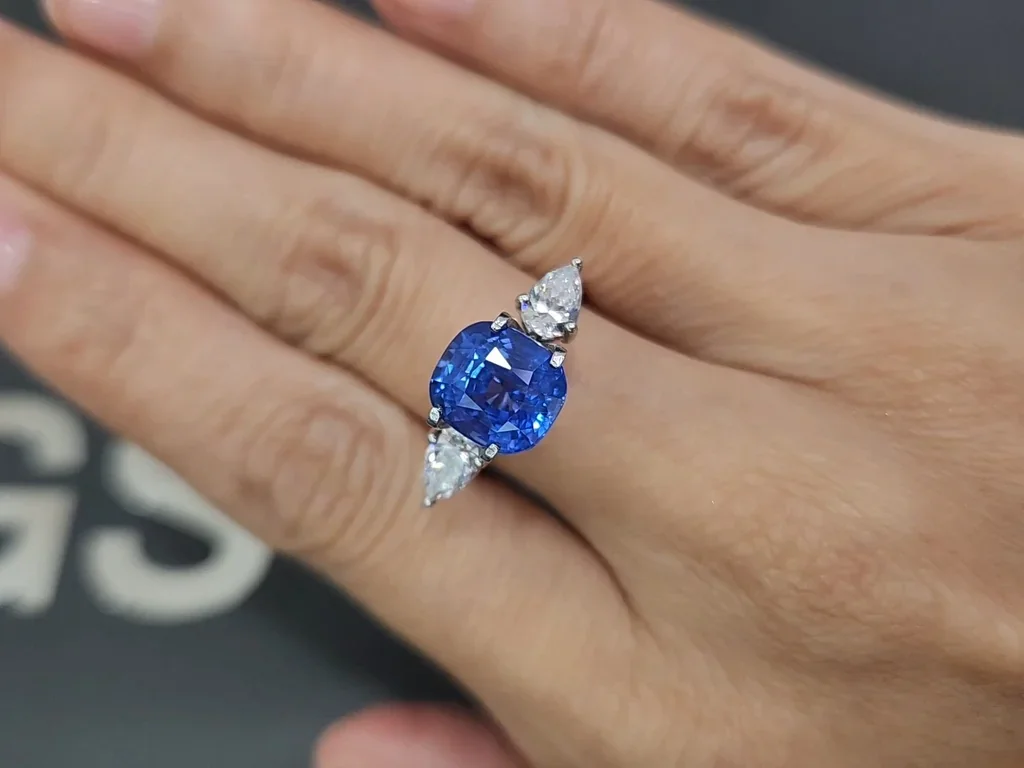 Негретый сапфир Cornflower Blue в огранке кушон 5,14 карат, Шри-Ланка Изображение №5