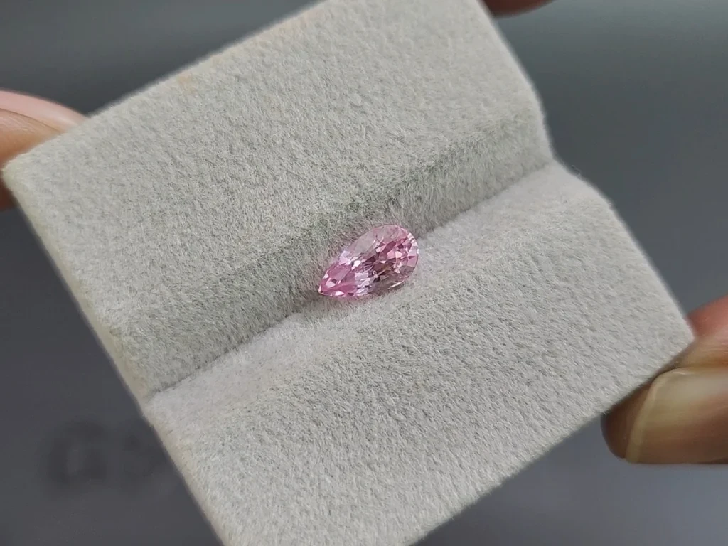 Негретый сапфир Падпараджа в огранке груша 1,34 карат, Шри-Ланка  Изображение №4