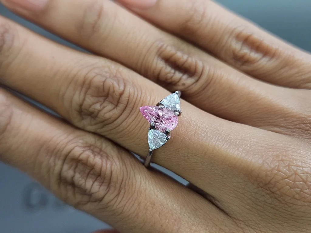 Негретый сапфир Падпараджа в огранке груша 1,34 карат, Шри-Ланка  Изображение №5