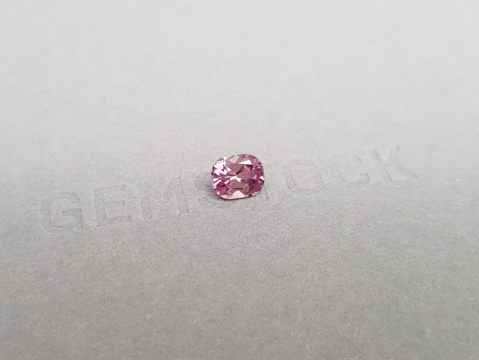 Кольцо с розовым сапфиром 1,41 карата и бриллиантами в белом золоте 750 пробы Изображение №6