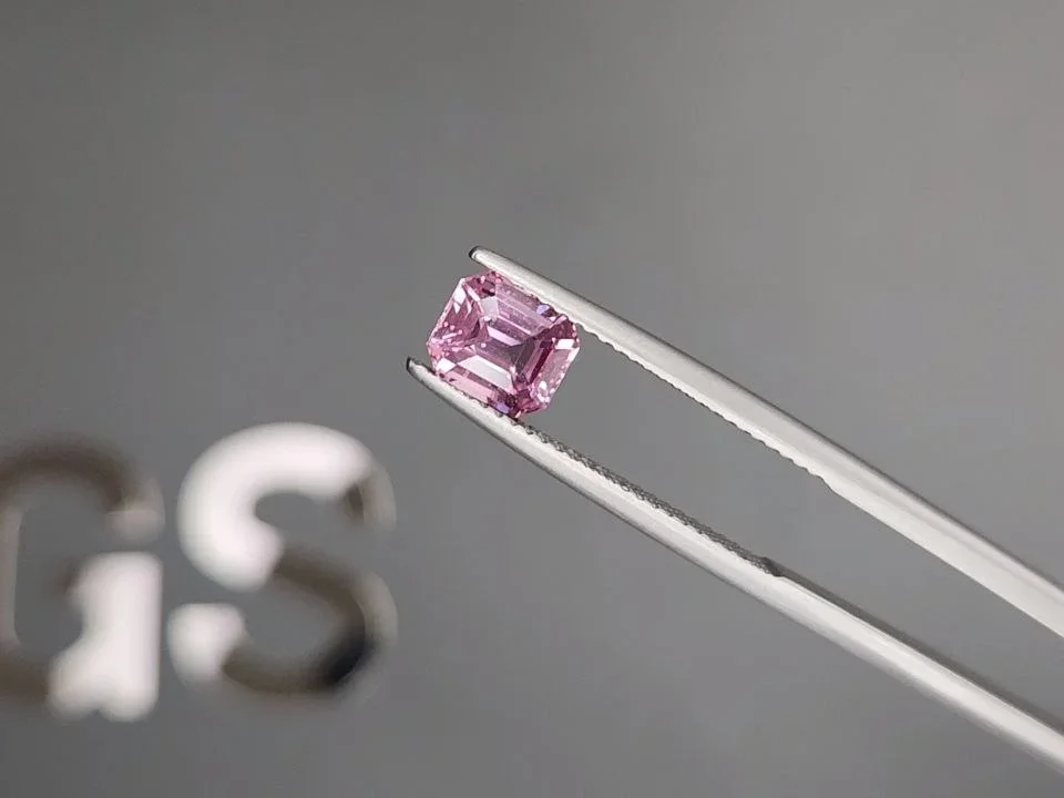 Шпинель цвета Baby Pink в огранке октагон 1,41 карата, Танзания Изображение №3