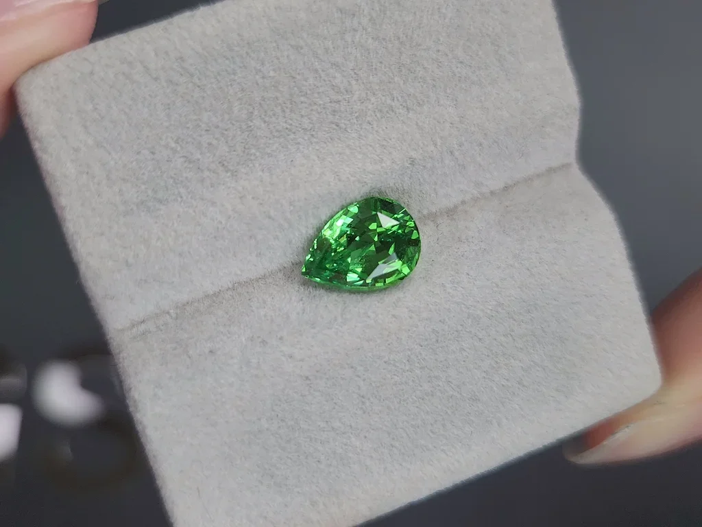 Гранат цаворит Intense Green в огранке груша 2,26 карата, Танзания  Изображение №4