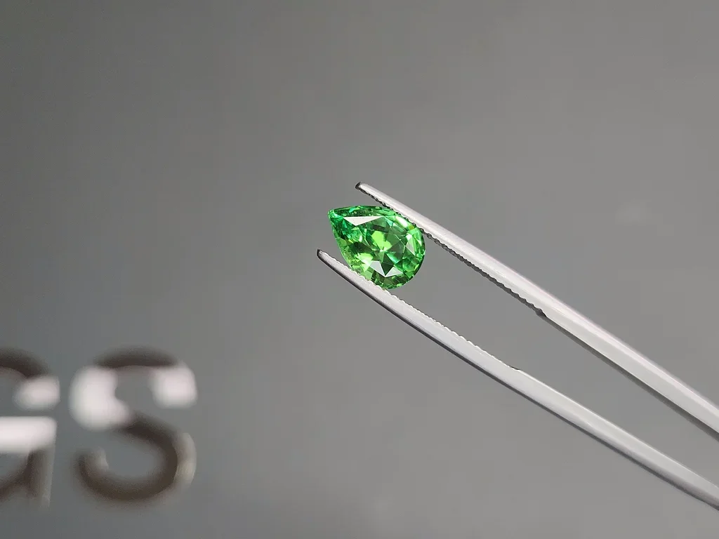 Гранат цаворит Intense Green в огранке груша 2,26 карата, Танзания  Изображение №3