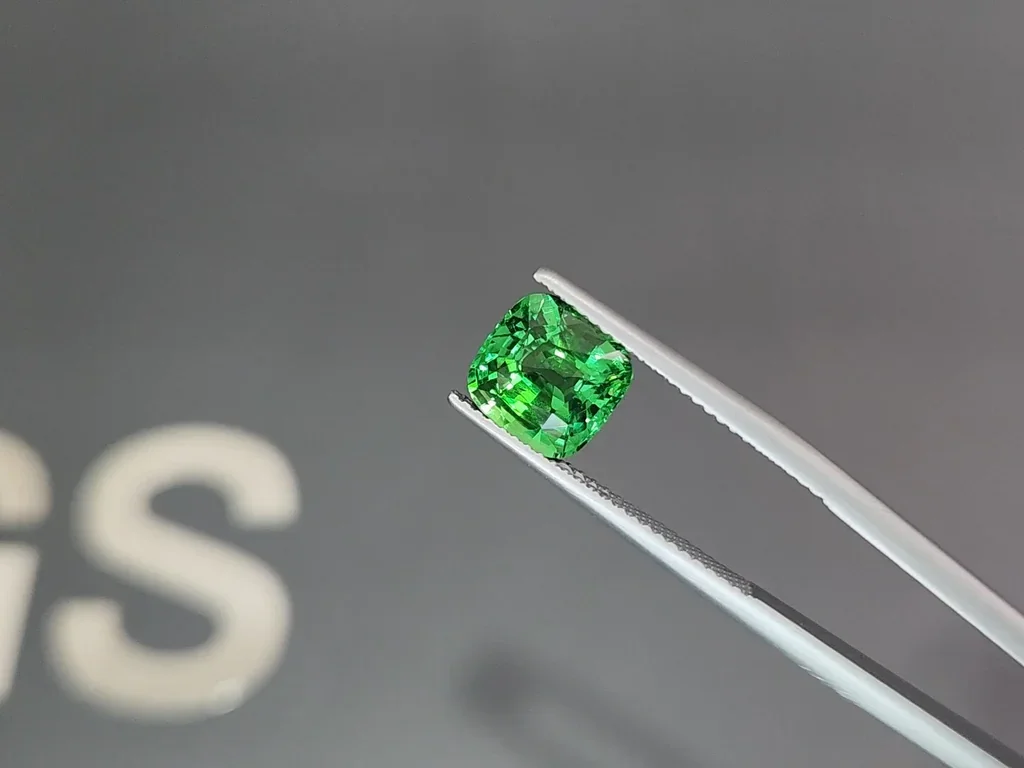 Гранат цаворит Intense Green в огранке кушон 3,00 карата, Танзания  Изображение №3