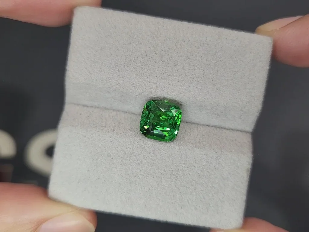 Гранат цаворит Intense Green в огранке кушон 3,00 карата, Танзания  Изображение №4