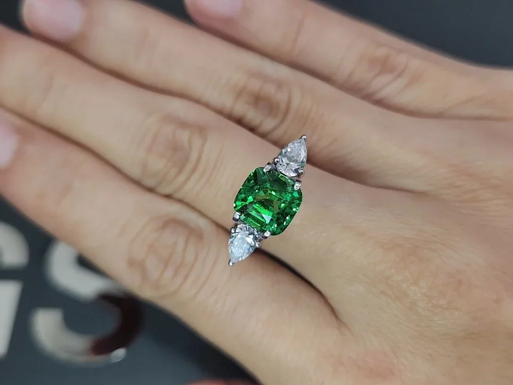 Гранат цаворит Intense Green в огранке кушон 3,00 карата, Танзания  Изображение №5