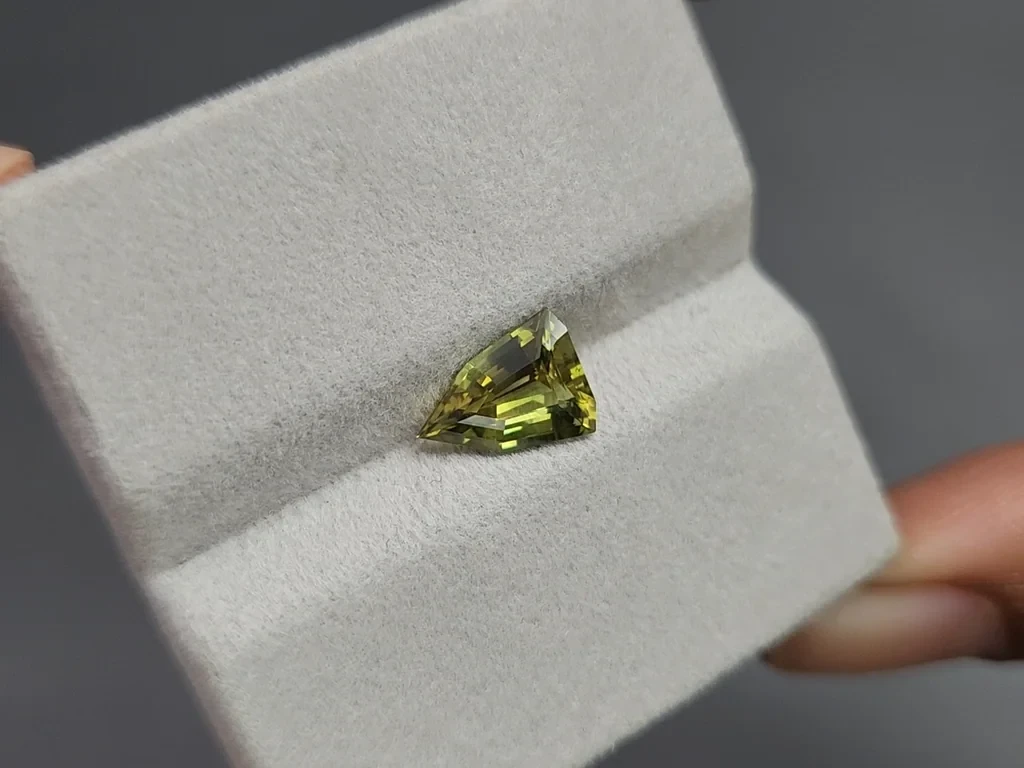 Сапфир Bi-Color в фантазийной огранке 2,14 карат, Шри-Ланка Изображение №4