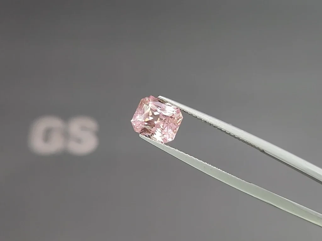 Гранат Малайя в огранке радиант 2,57 карата, Африка Изображение №3