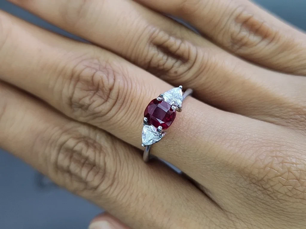 Негретый рубин Pigeon blood в огранке кушон 1,60 карат, Мозамбик Изображение №5