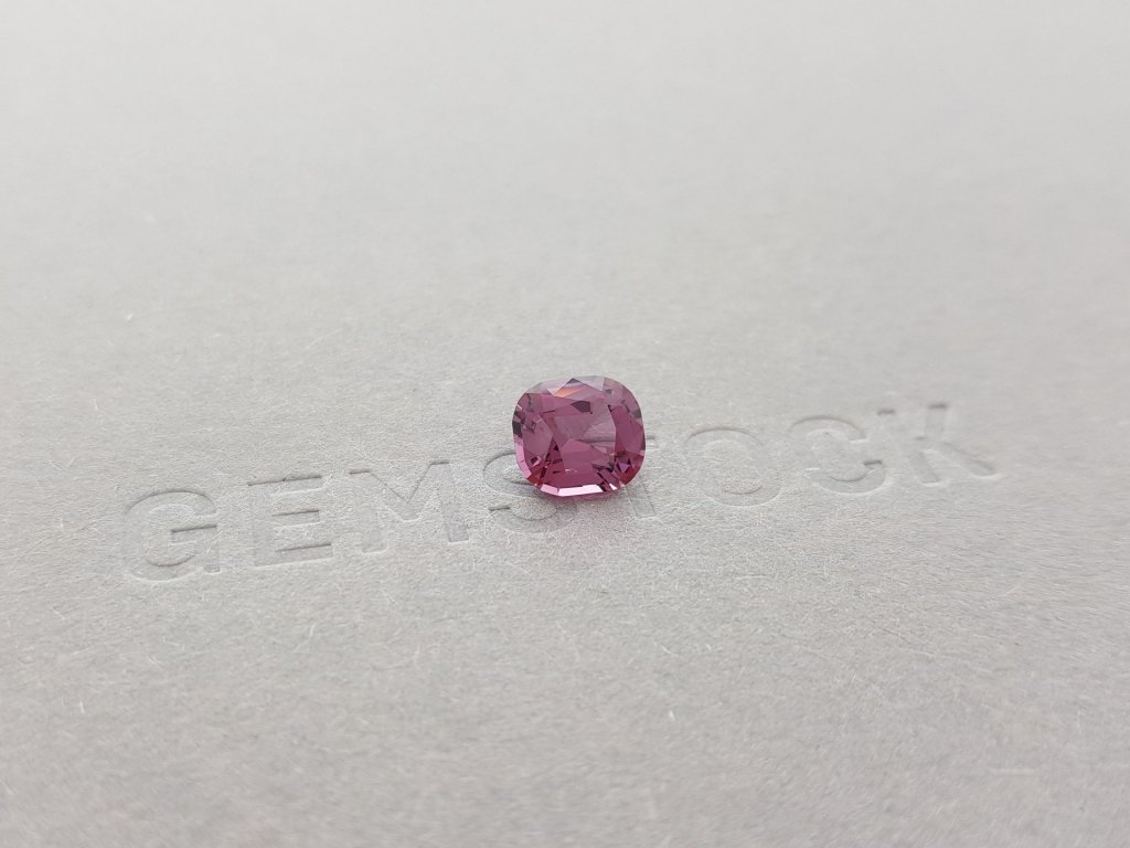 Кольцо с розовой шпинелью 1,72 карата и бриллиантами в белом золоте 750 пробы Изображение №6