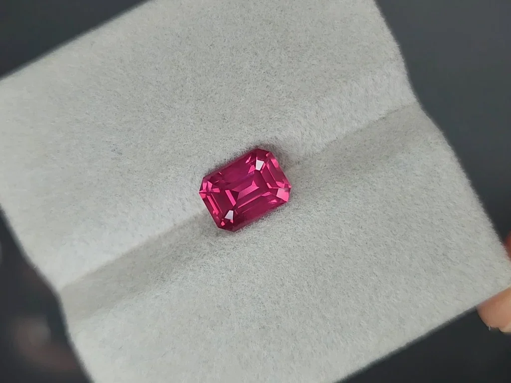 Красно-розовая шпинель Махенге (Vivid Pink) в огранке октагон 2,14 карата, Танзания Изображение №4