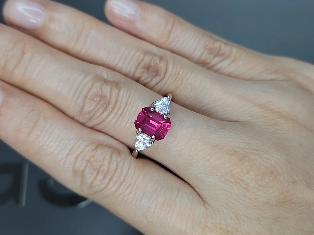 Красно-розовая шпинель Махенге (Vivid Pink) в огранке октагон 2,14 карата, Танзания Изображение №5